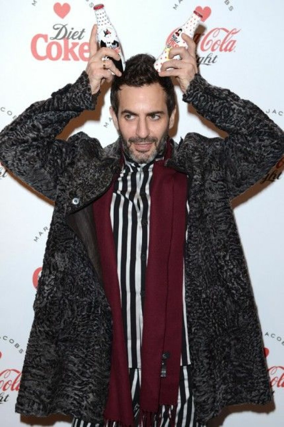 Marc Jacobs med två av sina flaskor för Diet Coke. Marc Jacobs med två av sina flaskor för Diet Coke.