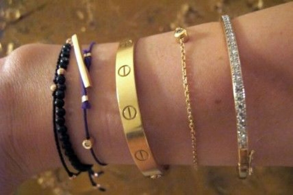 Anine Bing med sitt Cartier Love bracelet. Anine Bing med sitt Cartier Love bracelet.