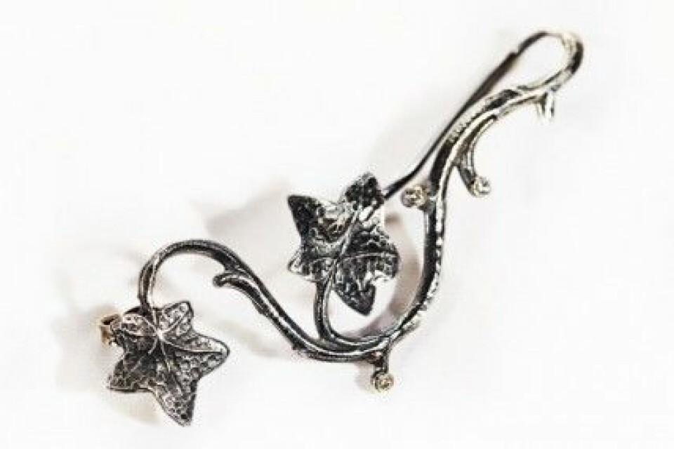 Maria Nilsdotter for Laroche: Wine Leaf ear piece, 2 999 kr. Maria Nilsdotter for Laroche: Wine Leaf ear piece, 2 999 kr.