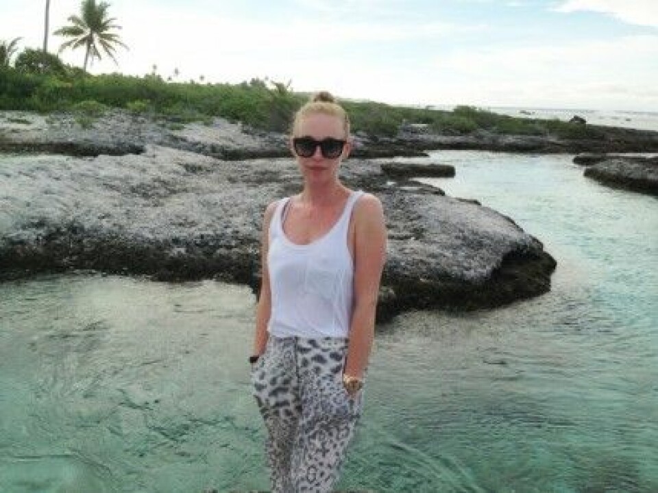 Isabel gillar vida byxor på sommaren. Isabel gillar vida byxor på sommaren.