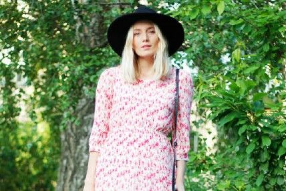 Josefin Dahlberg tipsar: 3 sätt att styla blommiga klänningen Josefin Dahlberg tipsar: 3 sätt att styla blommiga klänningen