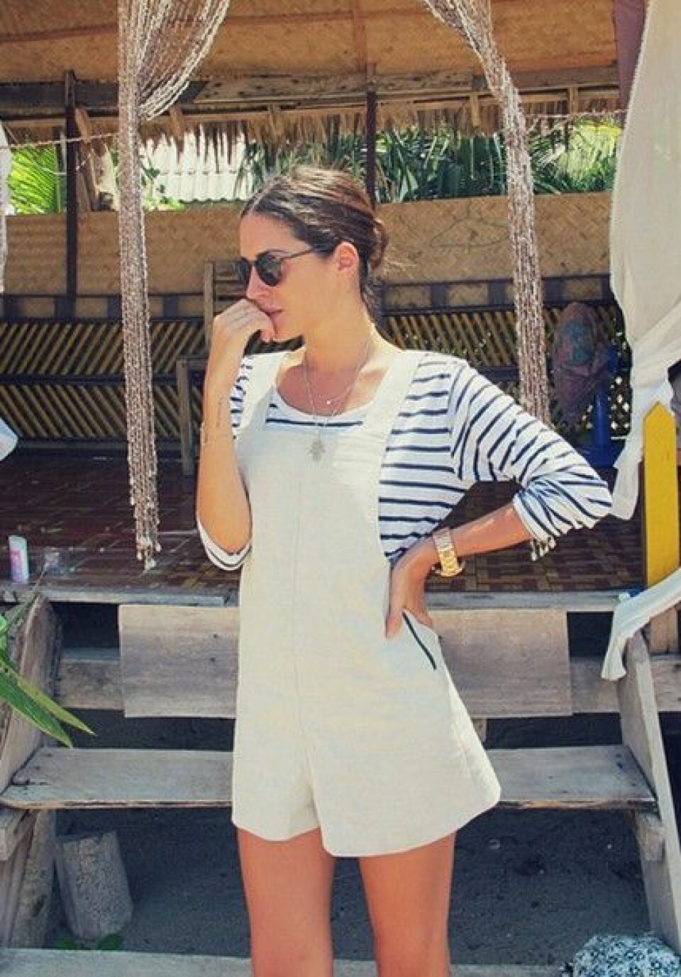 Gala Gonzalez är sommarfin i sin vita playsuit. Gala Gonzalez är sommarfin i sin vita playsuit.