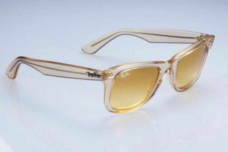 Ray-Ban Wayfarer i modellen Ice Pop. Gula glas passar bra vid sport. Ray-Ban Wayfarer i modellen Ice Pop. Gula glas passar bra vid sport.