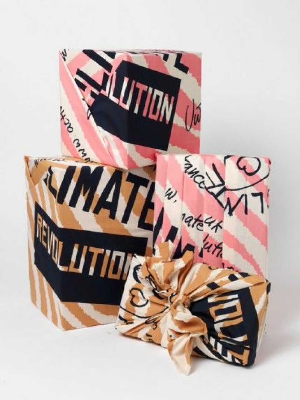 Vivienne Westwood har designat klimatsmarta knot-wraps åt LUSH. Vivienne Westwood har designat klimatsmarta knot-wraps åt LUSH.