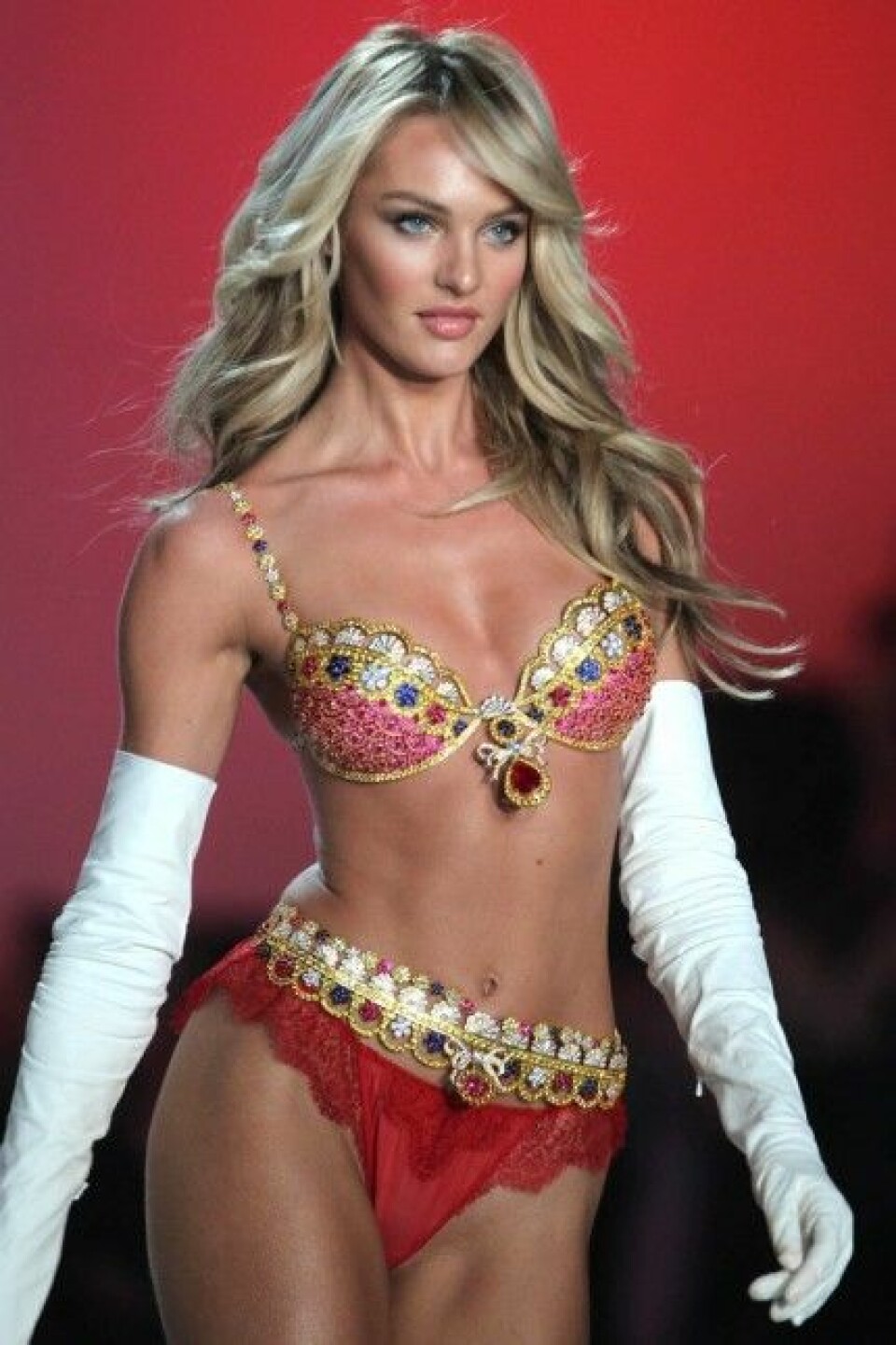 Candice Swanepoel med the Royal Fantasy Bra. Candice Swanepoel med the Royal Fantasy Bra.