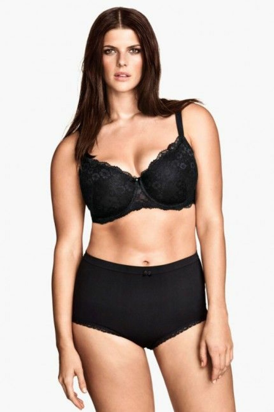 H&M har fått kritik för att kalla sin modell för plus size. H&M har fått kritik för att kalla sin modell för plus size.