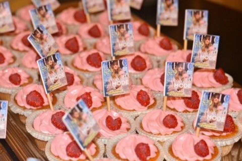 Chica cupcakes med små tidningsomslag. Chica cupcakes med små tidningsomslag.