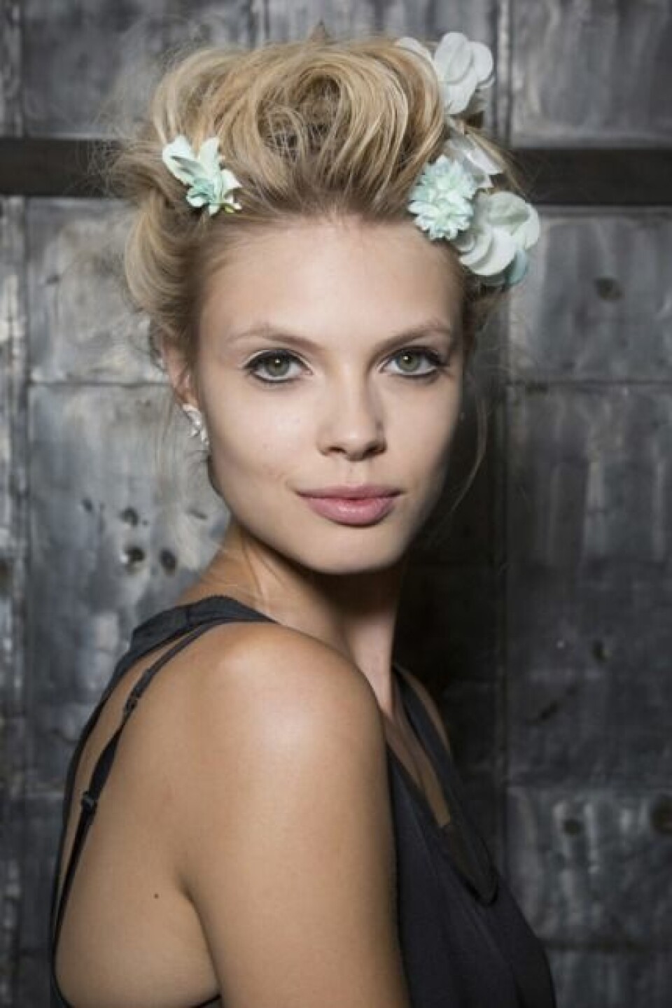 Blommor i håret hos Zac Posen, S/S 2014. Blommor i håret hos Zac Posen, S/S 2014.