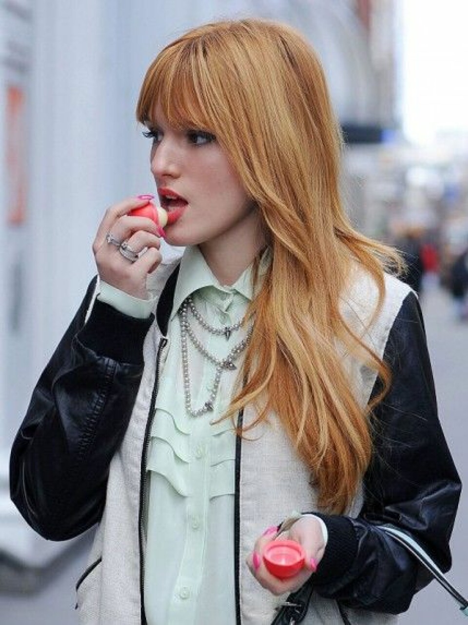 Bella Thorne använder också EOS Lip Balm. Bella Thorne använder också EOS Lip Balm.