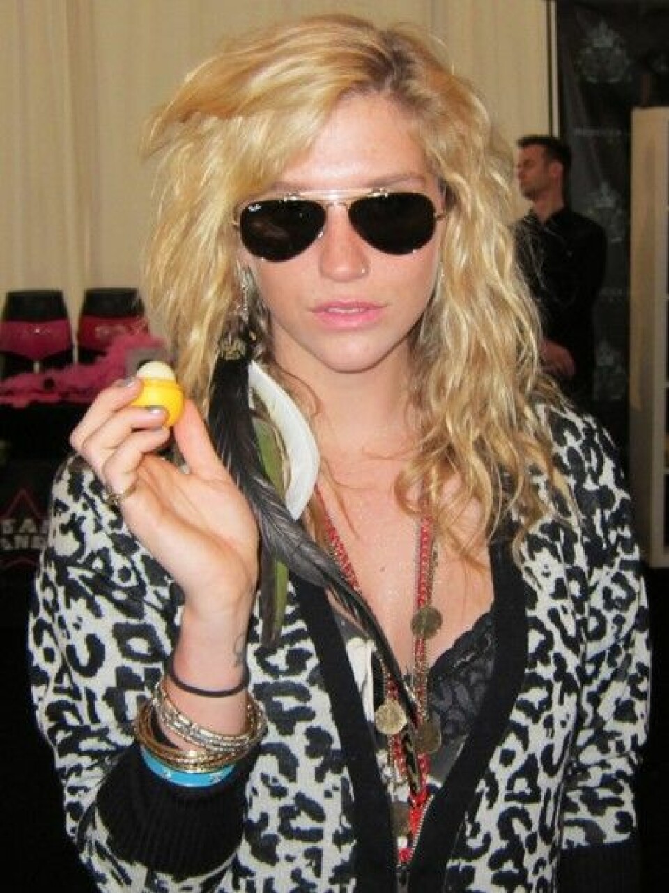 Kesha har ett gult EOS Lip Balm. Kesha har ett gult EOS Lip Balm.