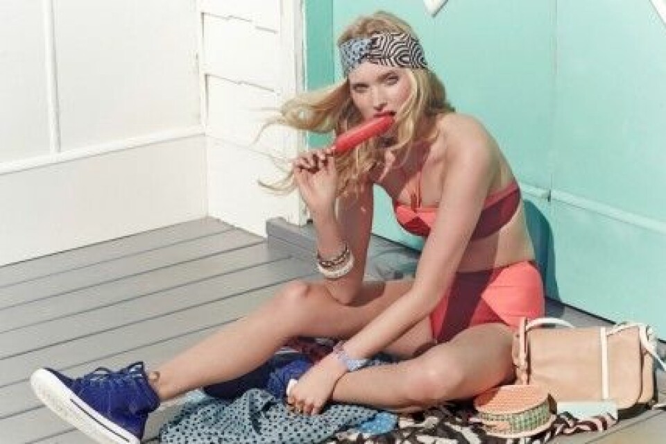Elsa Hosk är ansiktet utåt för Marc by Marc Jacobs badmodekampanj. Elsa Hosk är ansiktet utåt för Marc by Marc Jacobs badmodekampanj.