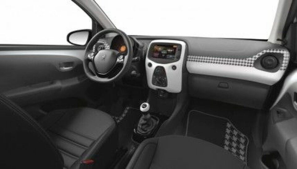 Insidan på en Peugeot 108 med detaljer i hundtandsmönster. Insidan på en Peugeot 108 med detaljer i hundtandsmönster.