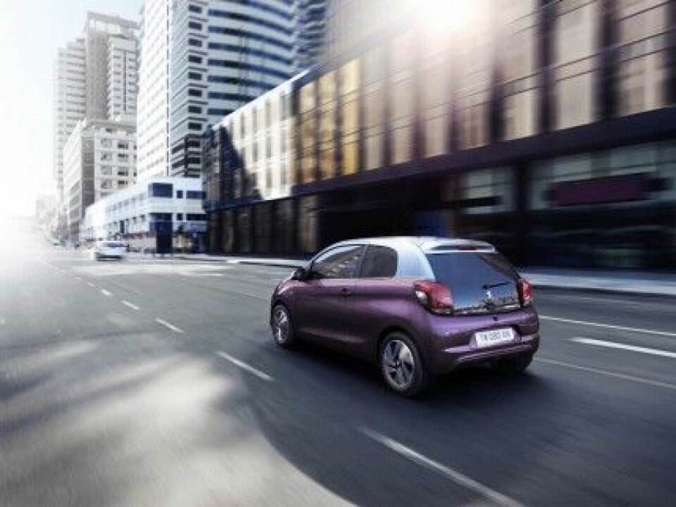 Peugeot 108 lackad i silver och lila. Peugeot 108 lackad i silver och lila.