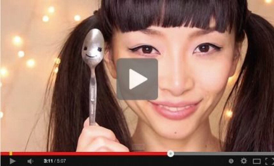 VIDEO: Så applicerar du eyeliner och mascara med en sked!