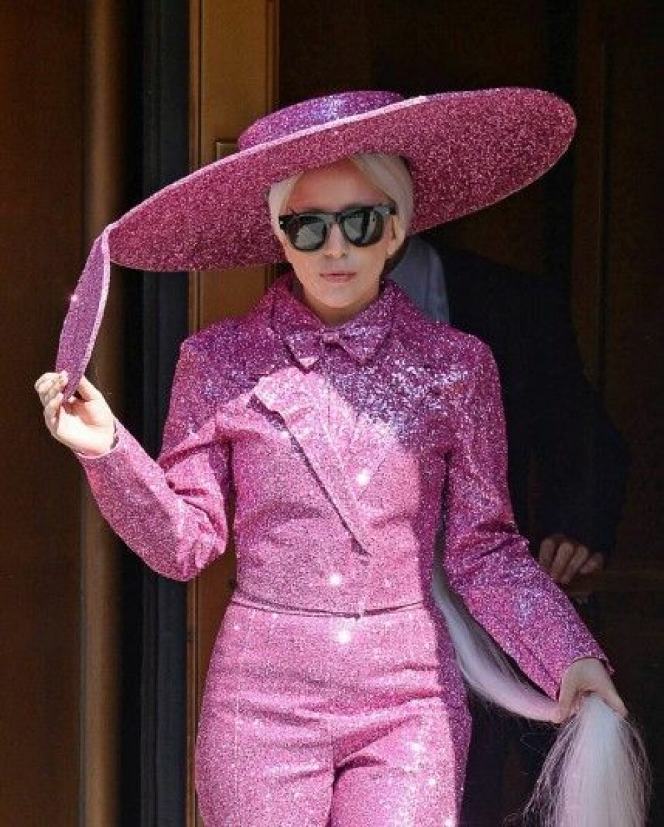 Lady Gaga i en outfit designad av Christian Cowan-Sanluis. Lady Gaga i en outfit designad av Christian Cowan-Sanluis.
