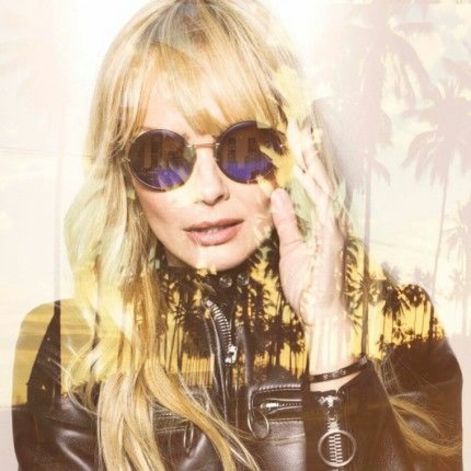 Izabella Scorupco designar snygga glasögon