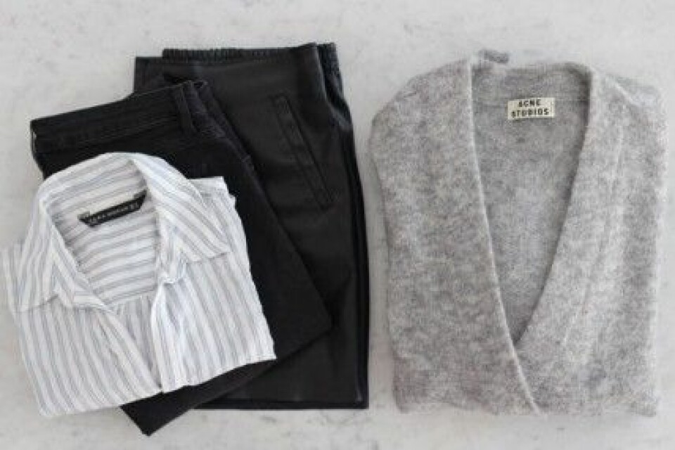 Några av de basplagg Lisa Strannesten alltid packar med sig. Några av de basplagg Lisa Strannesten alltid packar med sig.