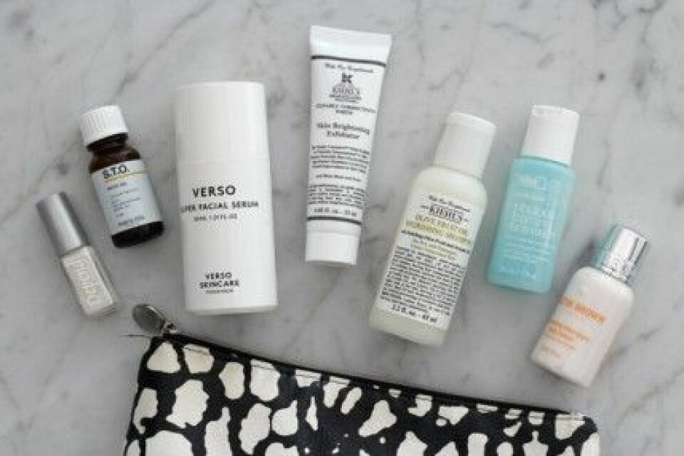 Lisa Strannesten tar med sig miniatyrflaskor av skönhetsfavoriterna. Lisa Strannesten tar med sig miniatyrflaskor av skönhetsfavoriterna.