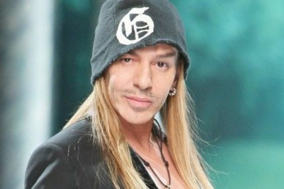 John Galliano tar över som chefsdesigner hos Maison Martin Margiela. John Galliano tar över som chefsdesigner hos Maison Martin Margiela.
