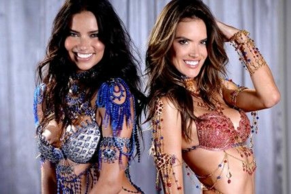 Adriana Lima och Alessandra Ambrosio i Victoria’s Secrets ”Fantasy Bra” 2014. Adriana Lima och Alessandra Ambrosio i Victoria’s Secrets ”Fantasy Bra” 2014.