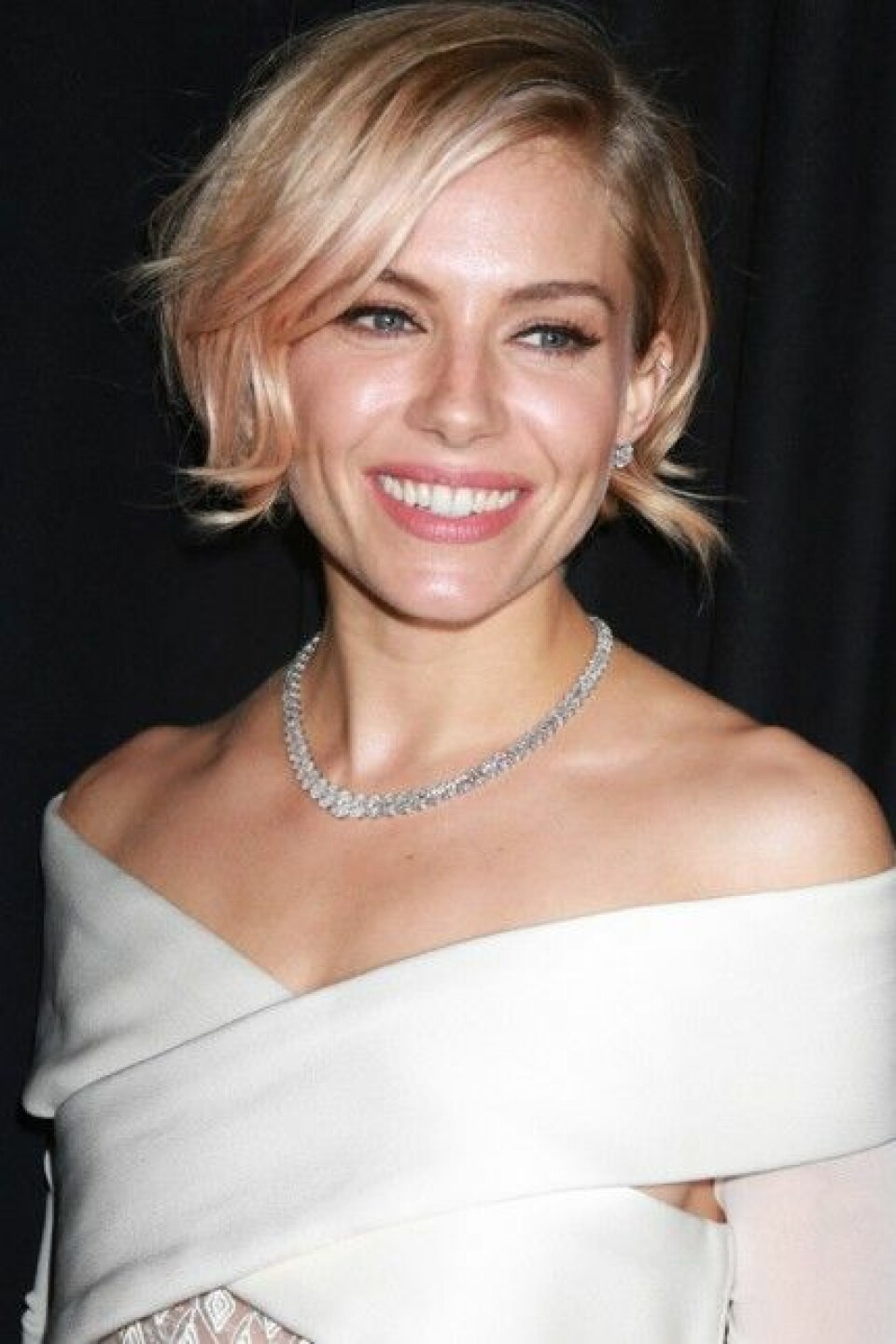 Styla din bob som Sienna Miller med en platttång. Styla din bob som Sienna Miller med en platttång.