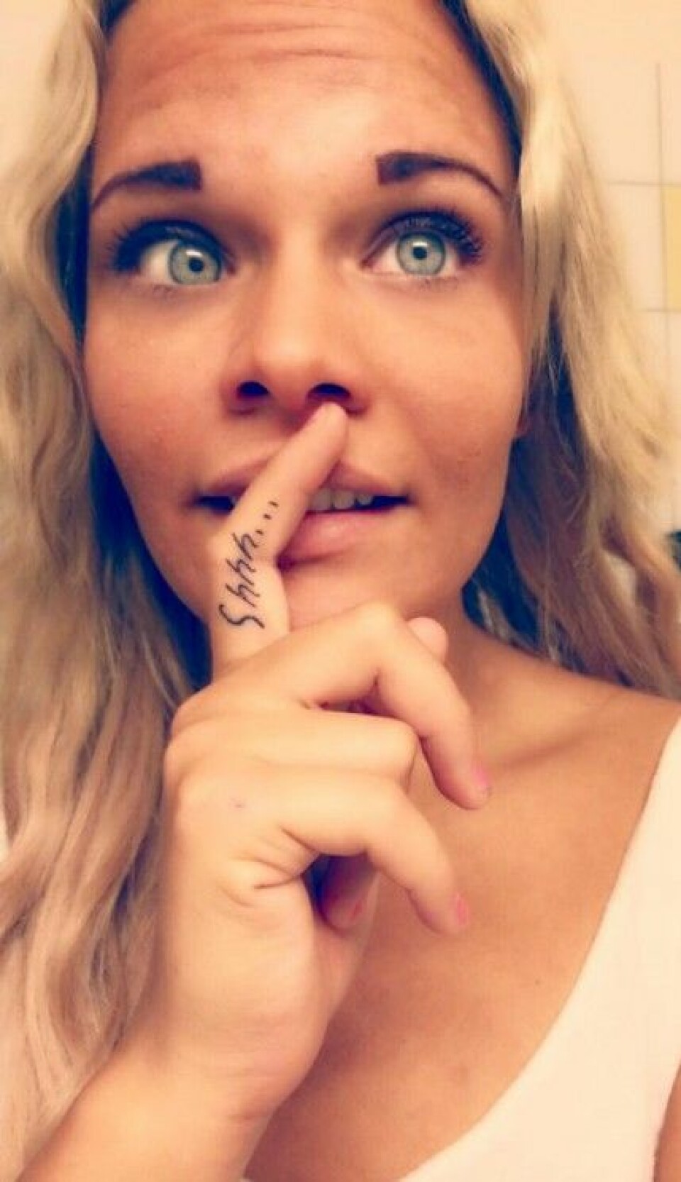 Louise Gren har tatuerat in ”Shhh…” på pekfingret. Louise Gren har tatuerat in ”Shhh…” på pekfingret.