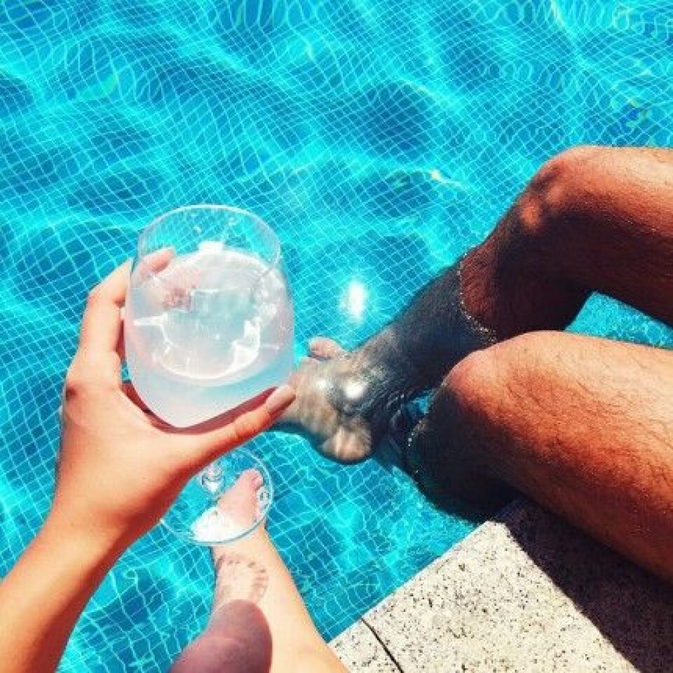 Nicole Falciani med manligt sällskap på Marbella. Nicole Falciani med manligt sällskap på Marbella.