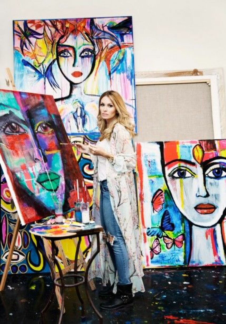 Carolina Gynning i sin ateljé. Carolina Gynning i sin ateljé.