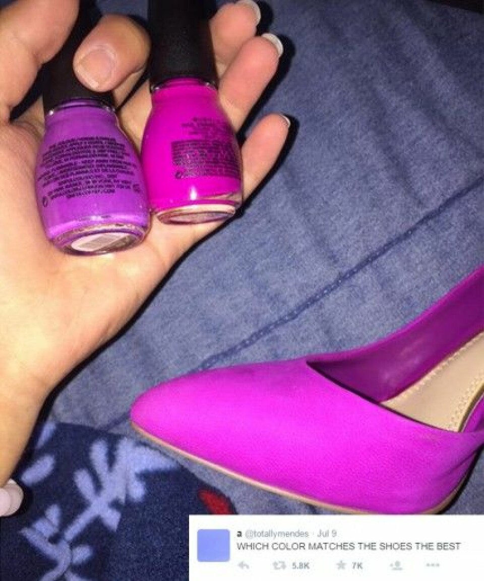 Detta är sjukt! Är skorna rosa eller lila? Kommentera!
