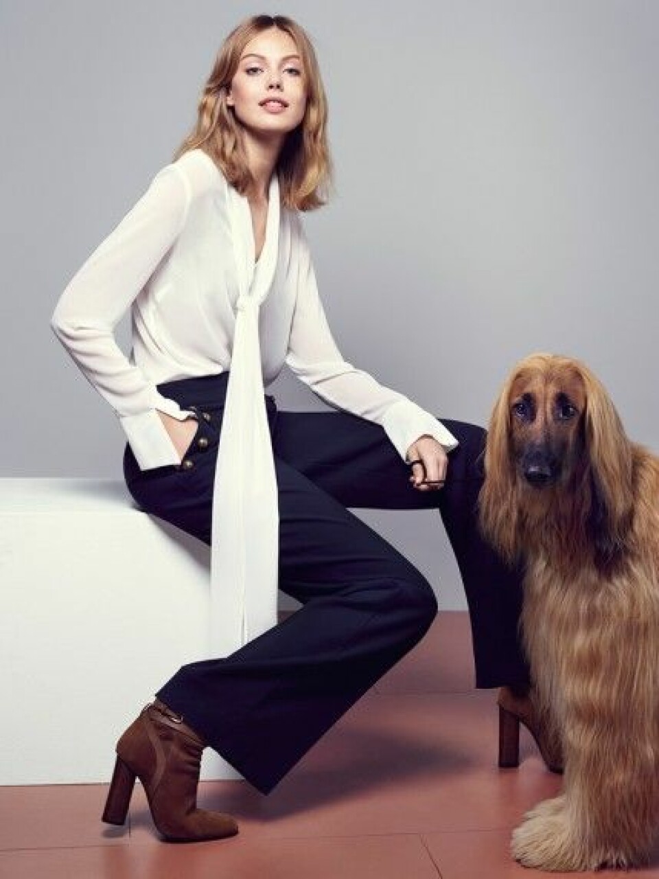 Frida Gustavsson myser med afghanhundar i ny kampanj