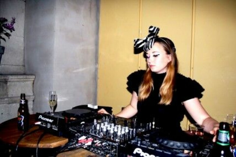 Evelina Nässén arbetar som DJ. Evelina Nässén arbetar som DJ.