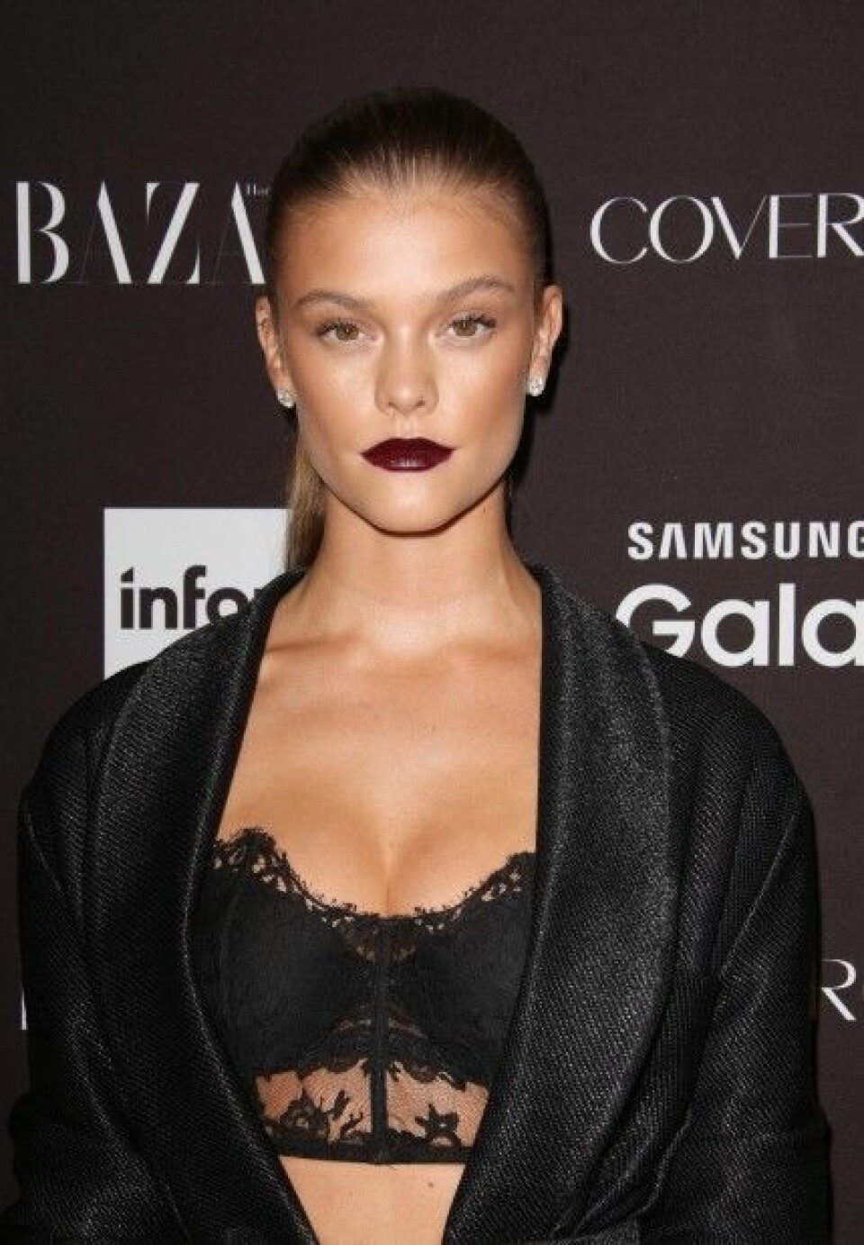 Modellen Nina Agdal med riktigt mörka läppar. Modellen Nina Agdal med riktigt mörka läppar.