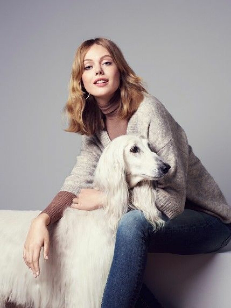Frida Gustavsson myser med afghanhundar i ny kampanj