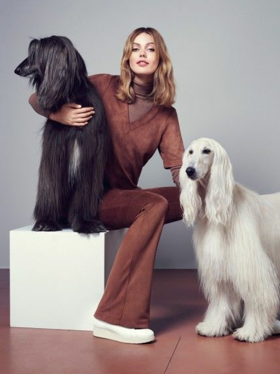 Frida Gustavsson myser med afghanhundar i ny kampanj