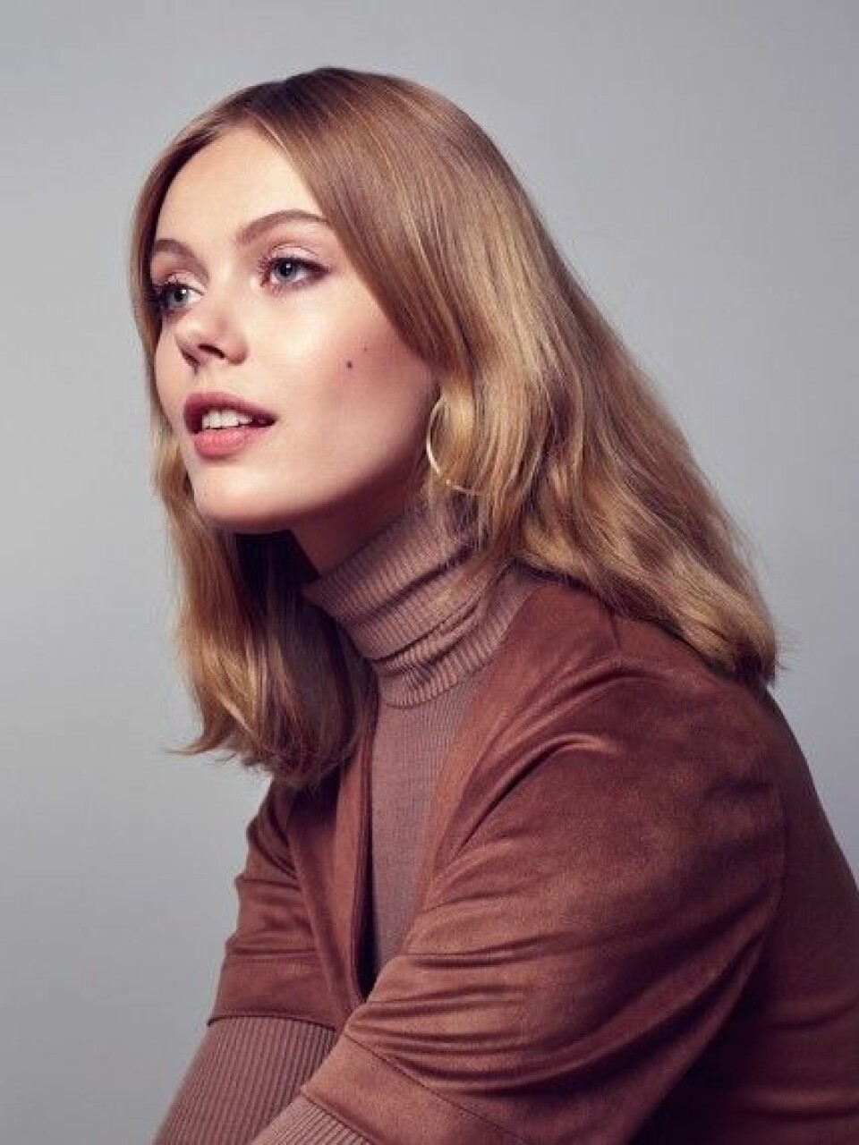 Frida Gustavsson myser med afghanhundar i ny kampanj