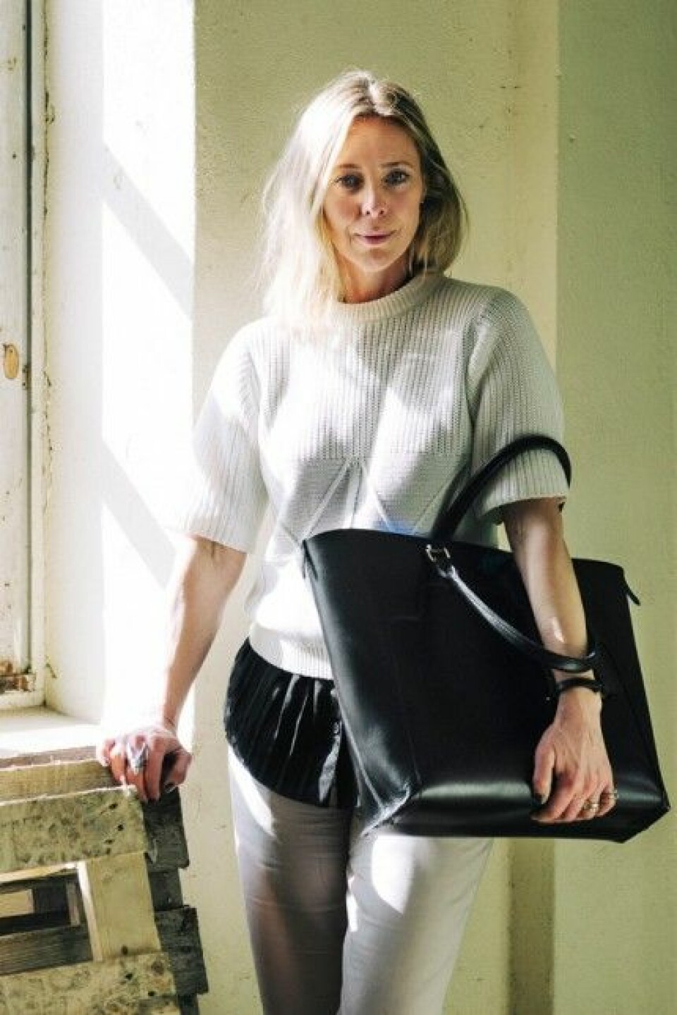 Kristina Tjäder på Dagmar visar hur du ska bära handväskan. Kristina Tjäder på Dagmar visar hur du ska bära handväskan.
