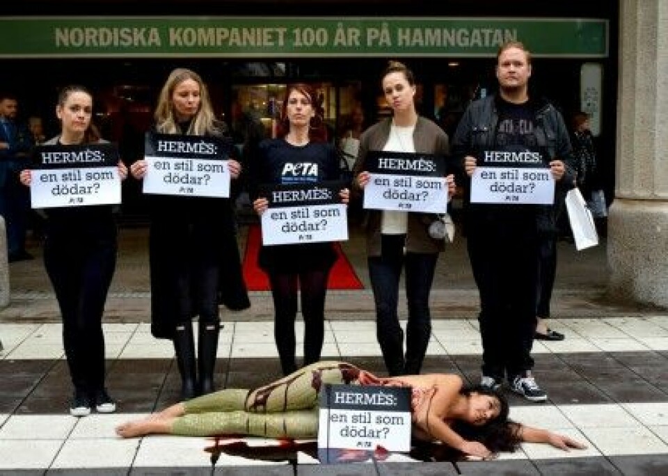 PETA arrangerade en protestaktion utanför Hermès butik på NK. PETA arrangerade en protestaktion utanför Hermès butik på NK.
