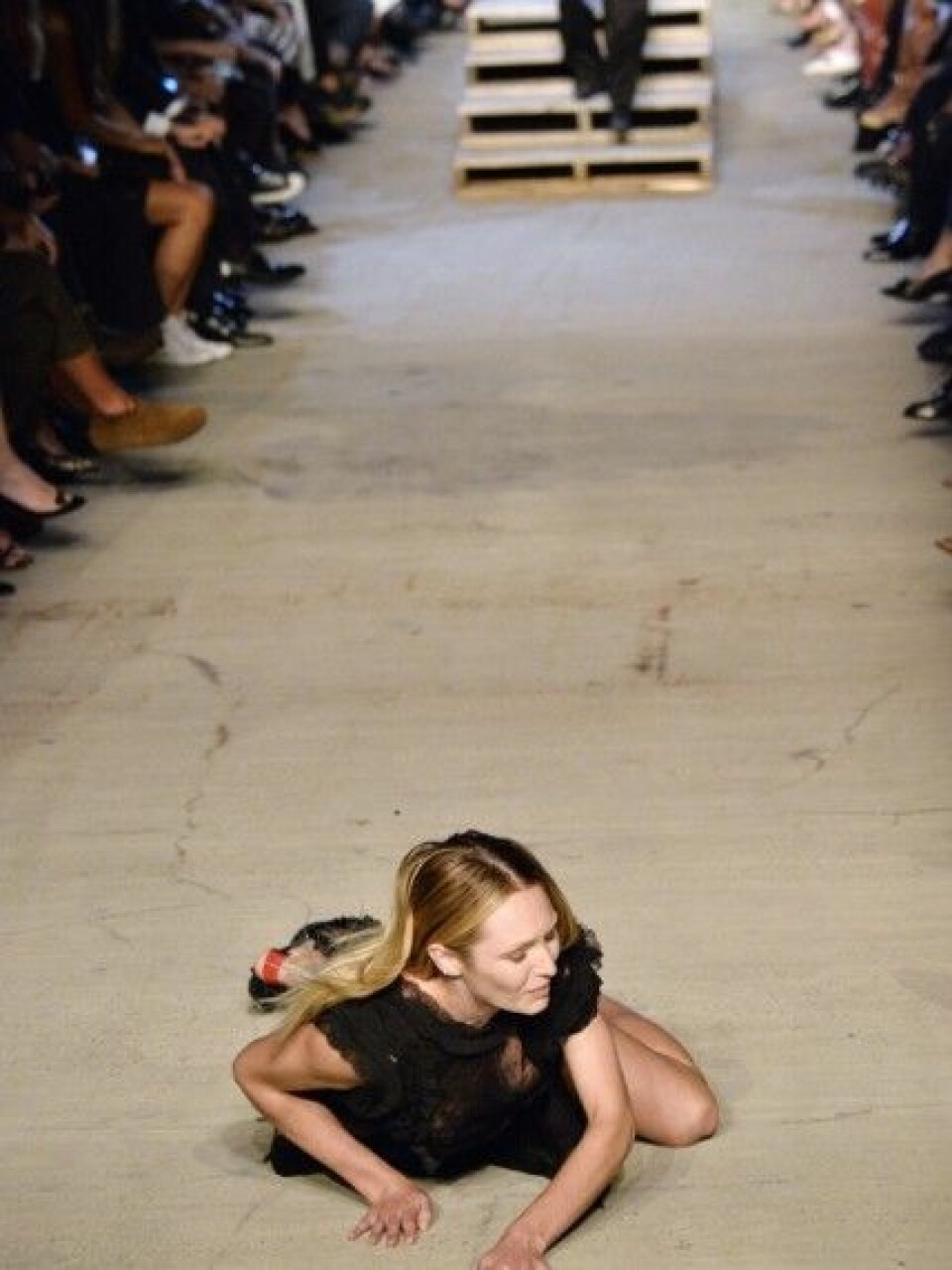 Hoppsan! Supermodellen trillar på catwalken