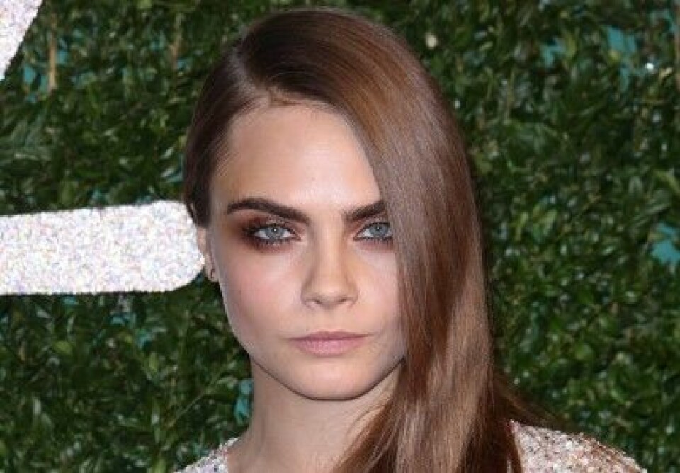 Cara Delevingne framhäver sina blå ögon med en skimrande brun skugga. Cara Delevingne framhäver sina blå ögon med en skimrande brun skugga.