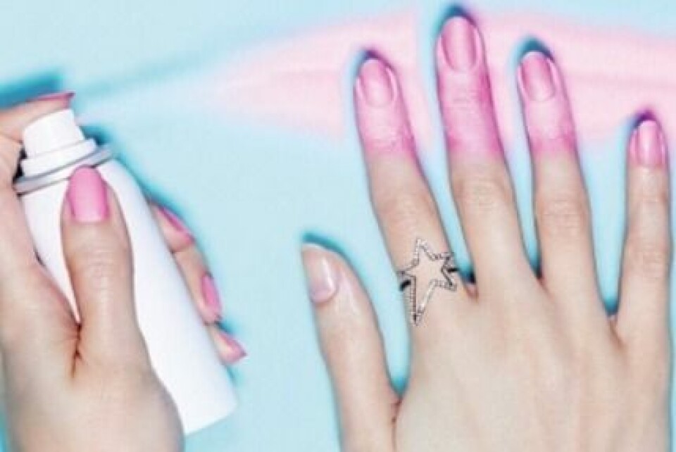 Genom att spraya på nagellacket får du alltid ett perfekt resultat. Genom att spraya på nagellacket får du alltid ett perfekt resultat.