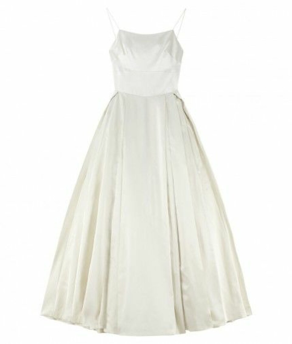 Enkel modell i satin med vackert fall. Enkel modell i satin med vackert fall.