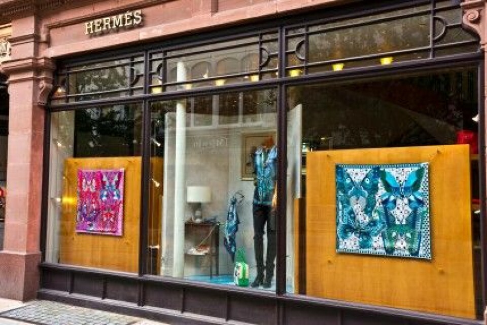 Hermès-scarfes i skyltfönstret. Hermès-scarfes i skyltfönstret.
