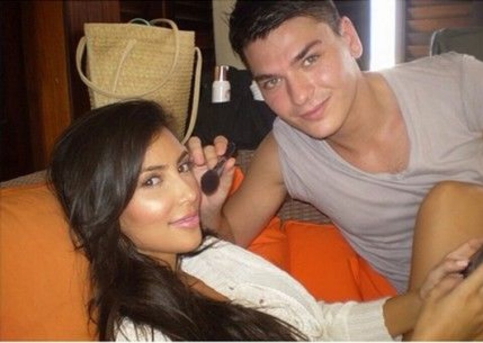 Mario har varit Kim makeup-artist väldigt länge och Kim litar fullt ut på hans expertis. Mario har varit Kim makeup-artist väldigt länge och Kim litar fullt ut på hans expertis.