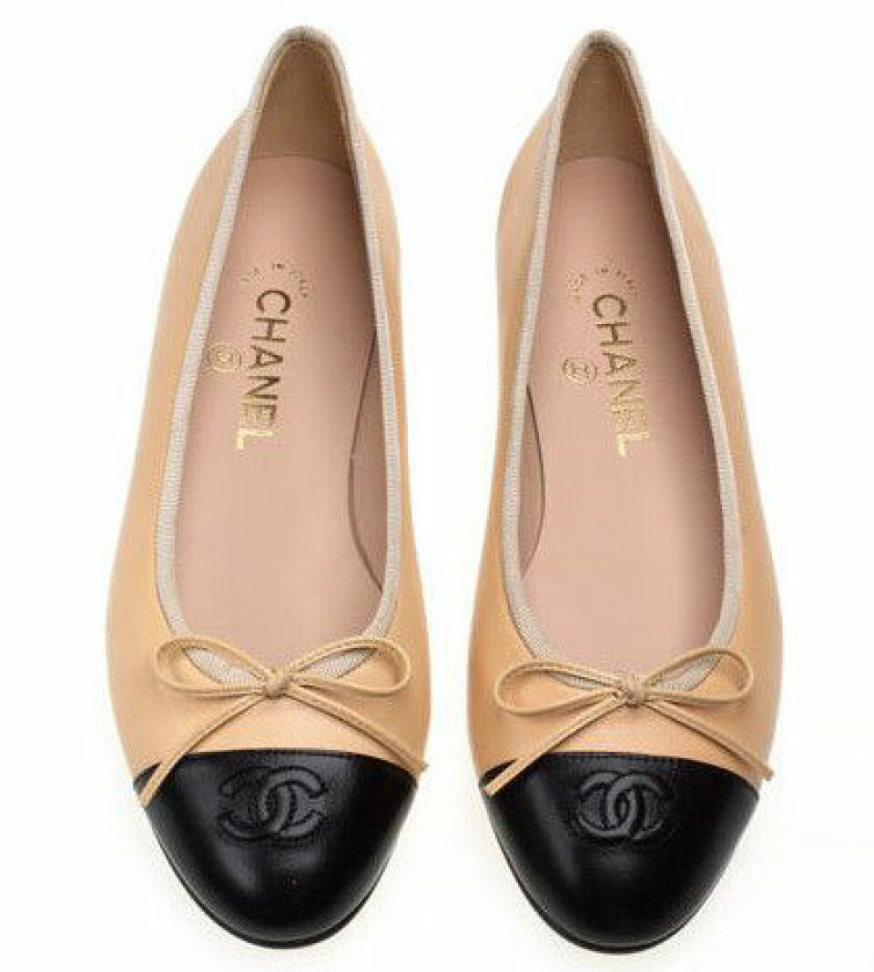 Chanels klassiska tvåfärgade ballerinaskor. Chanels klassiska tvåfärgade ballerinaskor.