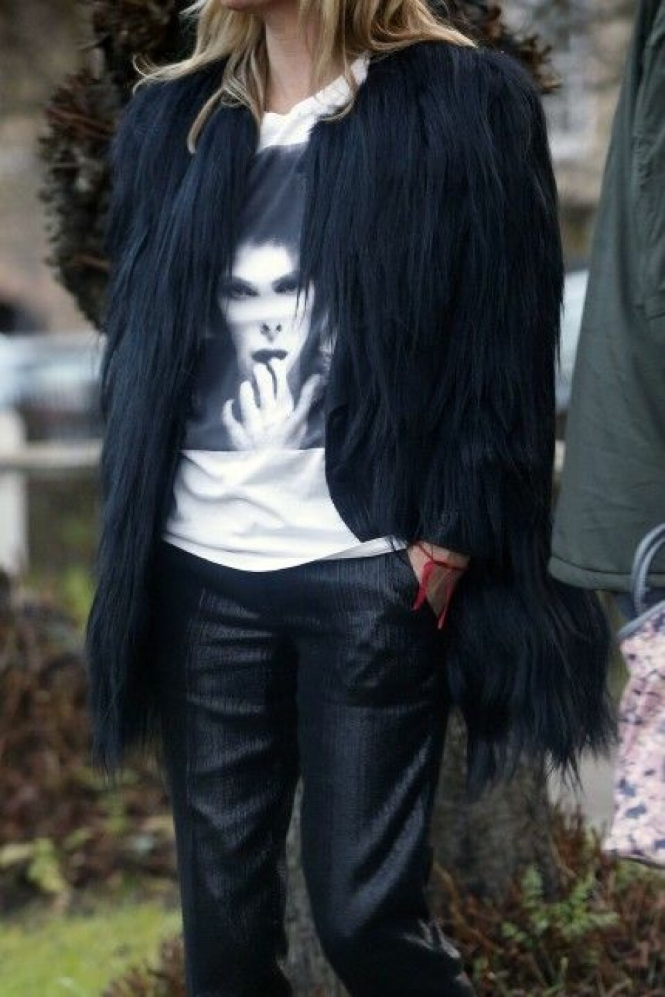 Kate Moss rörande klädhyllning till döde vännen David Bowie