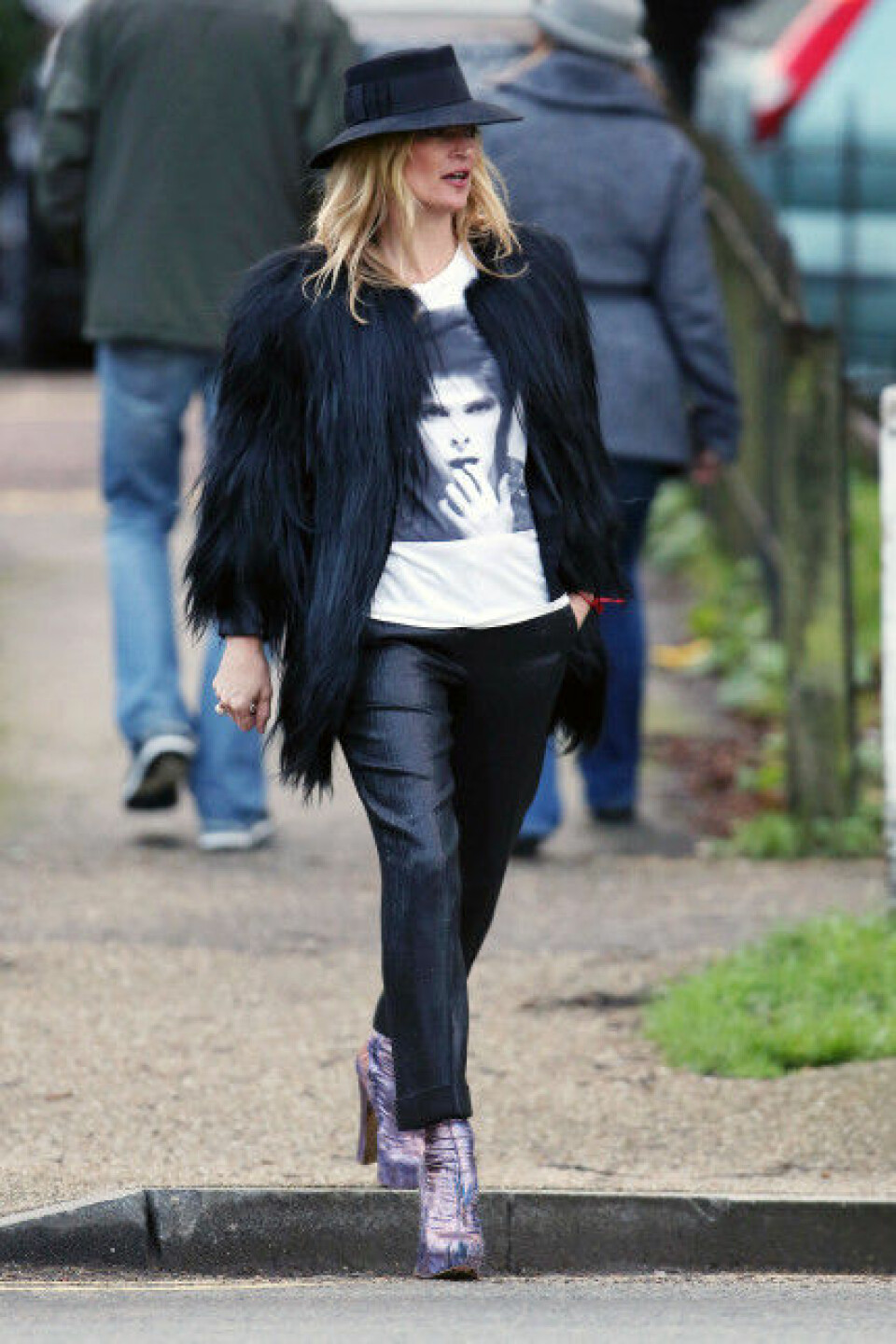 Kate Moss rörande klädhyllning till döde vännen David Bowie