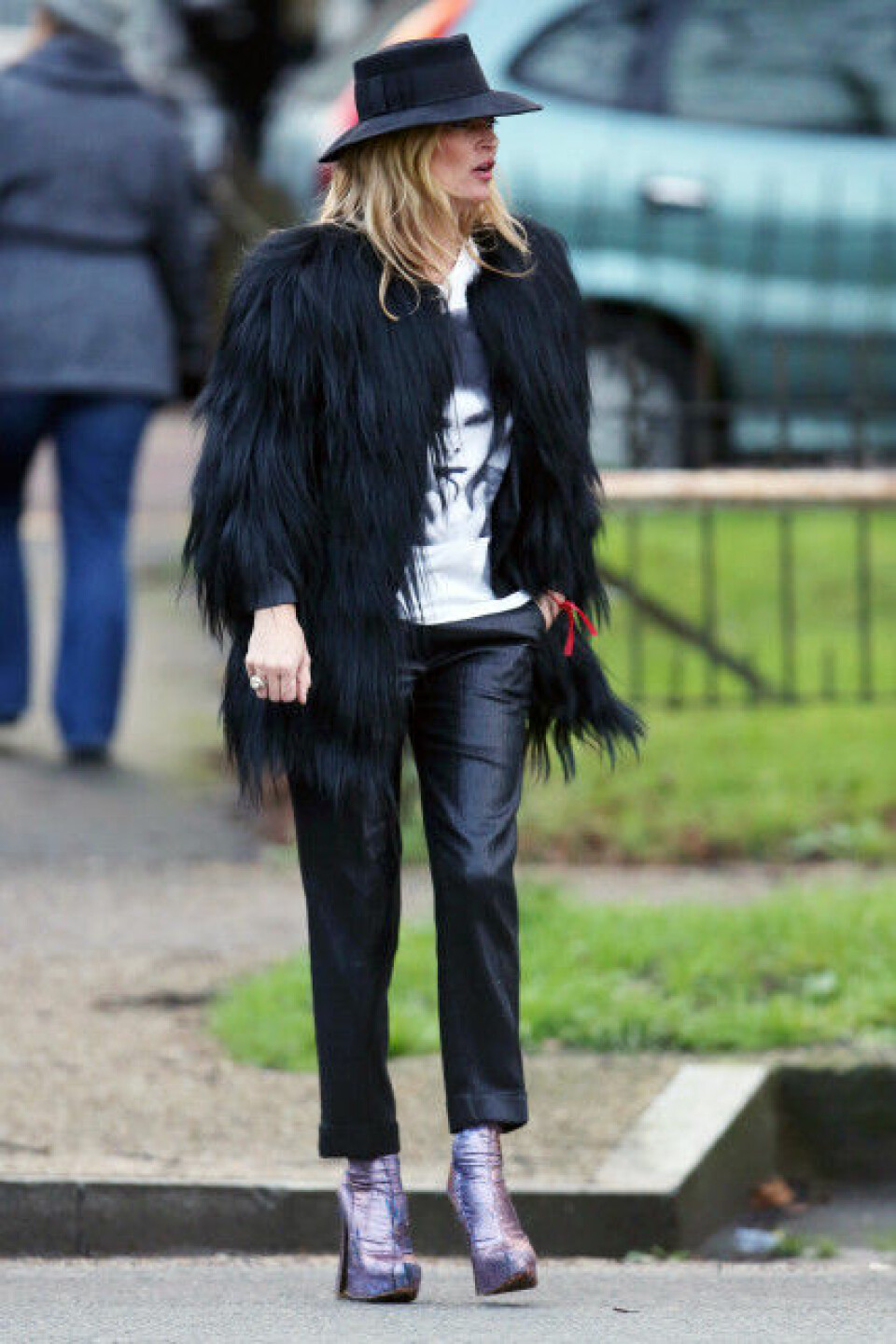 Kate Moss rörande klädhyllning till döde vännen David Bowie