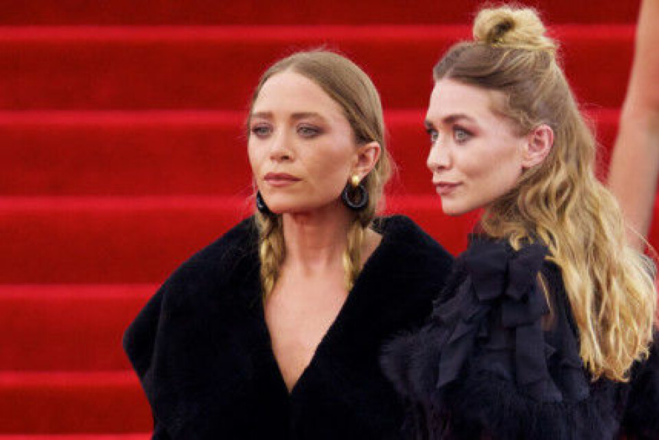 Mary-Kate och Ashley Olsen lanserar sin första skokollektion. Mary-Kate och Ashley Olsen lanserar sin första skokollektion.