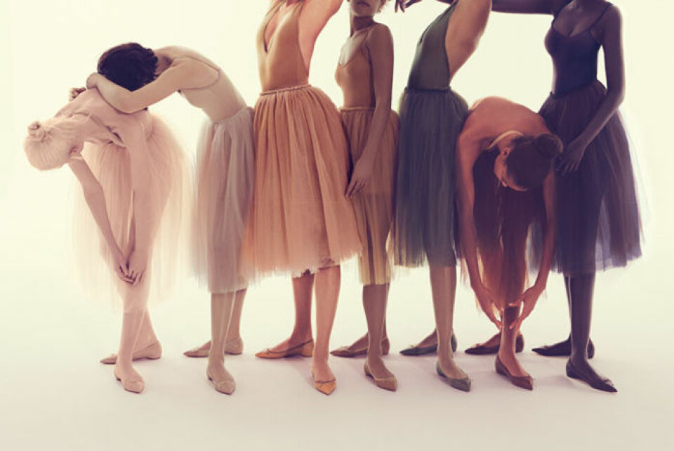 Christian Louboutin gör nude-ballerina för alla hudfärger. Christian Louboutin gör nude-ballerina för alla hudfärger.