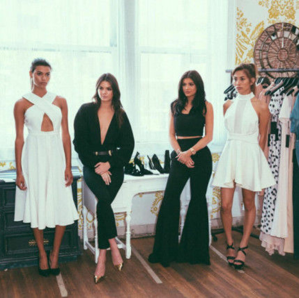 Se första bilderna från Kendall och Kylie Jenners klädkollektion